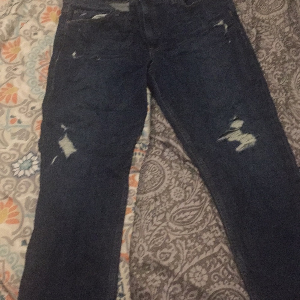 Genetic distressed knee jeans